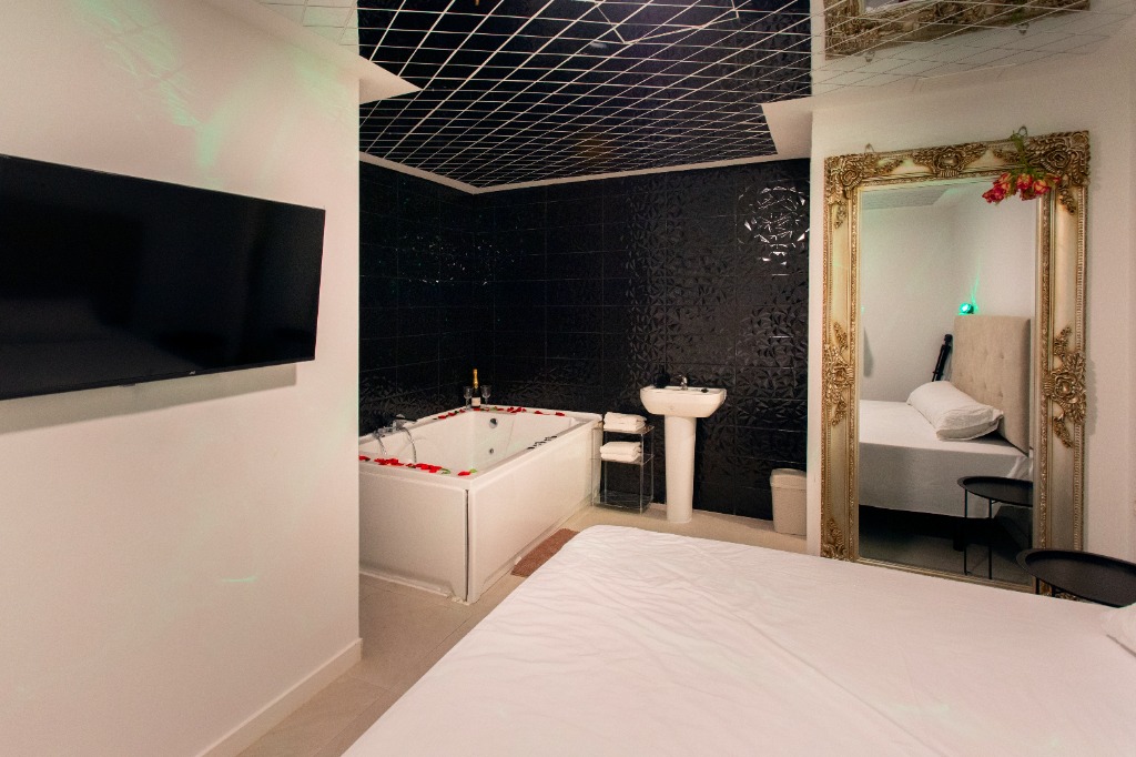 Eclipse Jacuzzi Suite